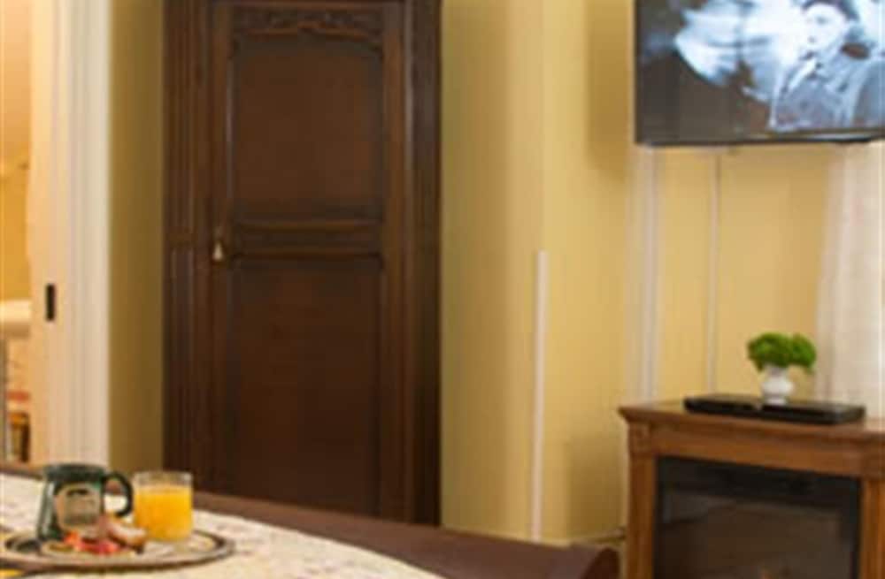 Фото Caldwell House Bed & Breakfast