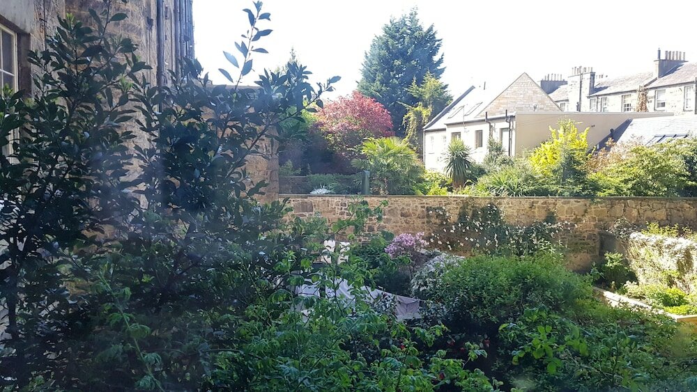 Фото Authentic Central 3-Bedroom Apartment