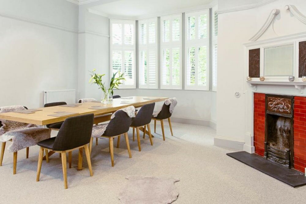 Фото Grand Edinburgh Castlehill Apartment