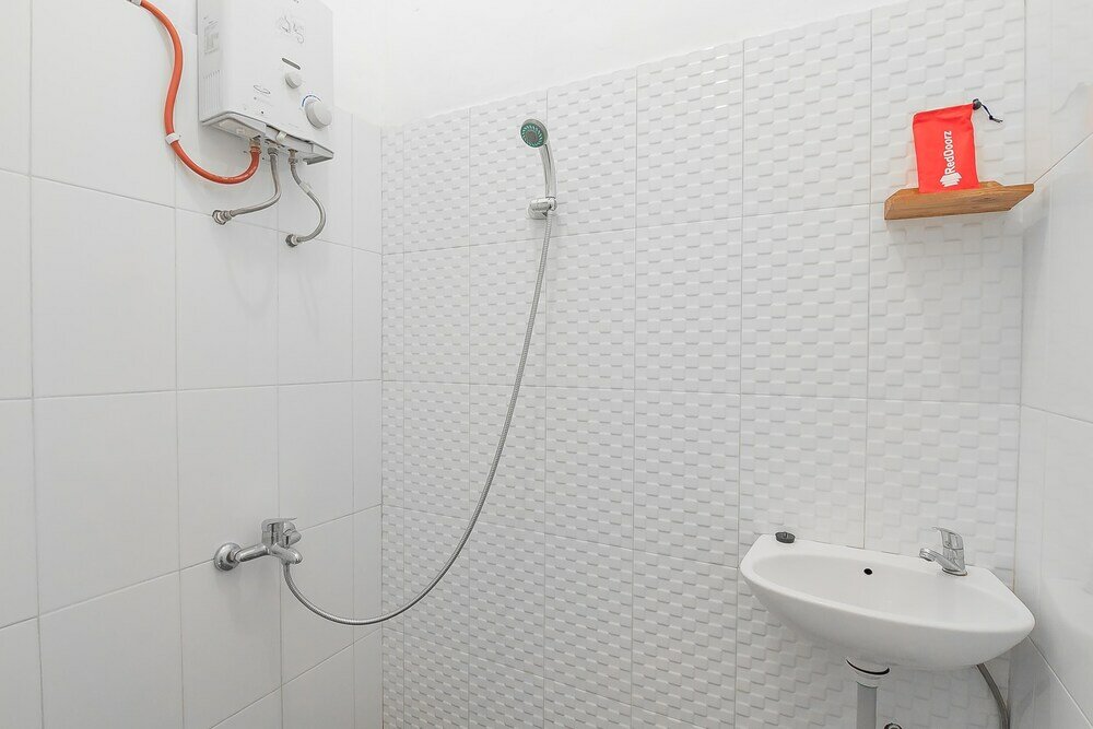 Фото RedDoorz near Alun-Alun Garut