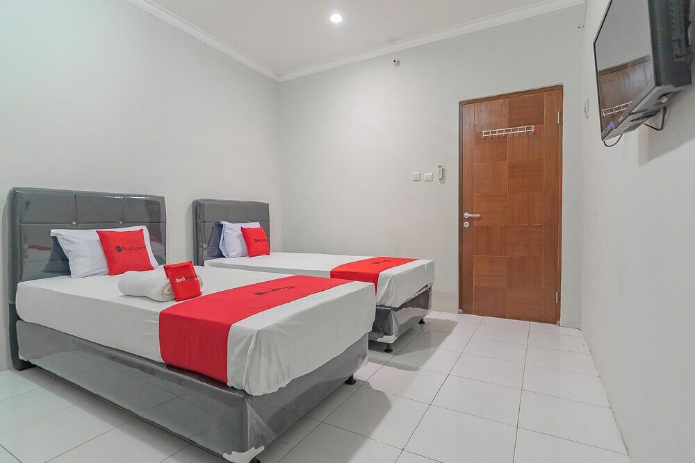 Фото RedDoorz Plus @ Bukit Cinta Street