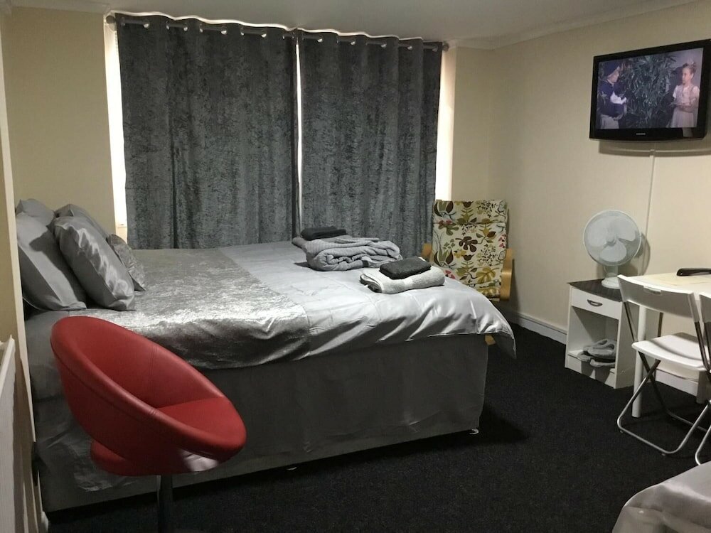 Фото Broadstone House near Glasgow Airport