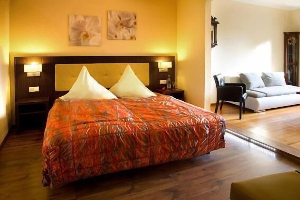 Фото Hotel Haus Krone