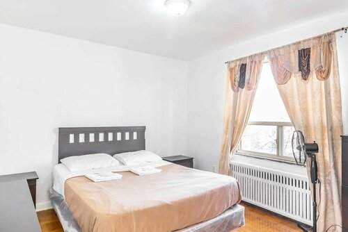 Гостиница Magnificent Condo at Leaside - 10 Mins to Downtown в Торонто