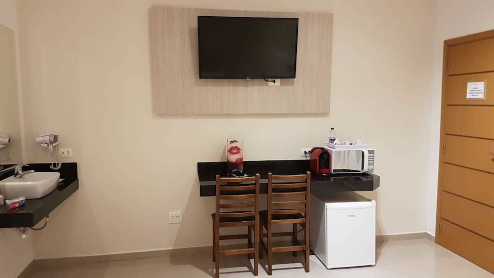 Фото Liverpool Hotel & Motel