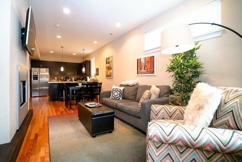 Гостиница The Mile High Townhome Walk to the Stadium