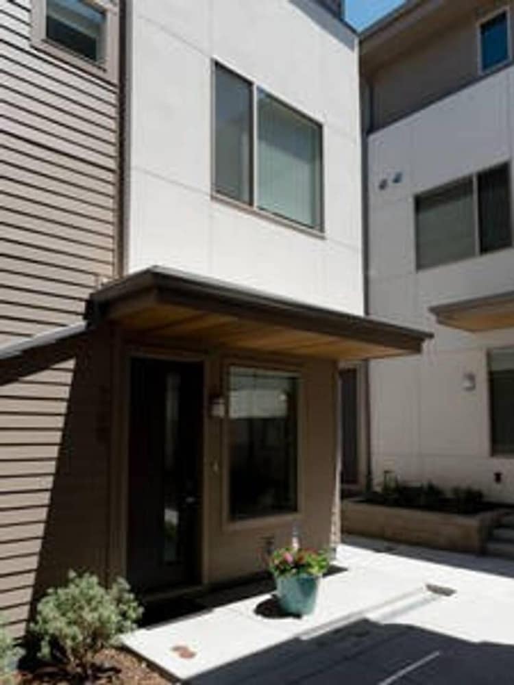 Фото The Mile High Townhome Walk to the Stadium