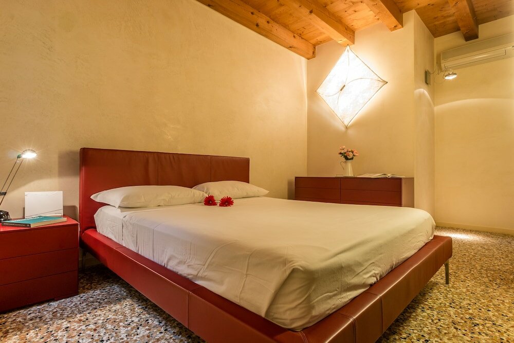 Фото Family Colours near Rialto Mercato