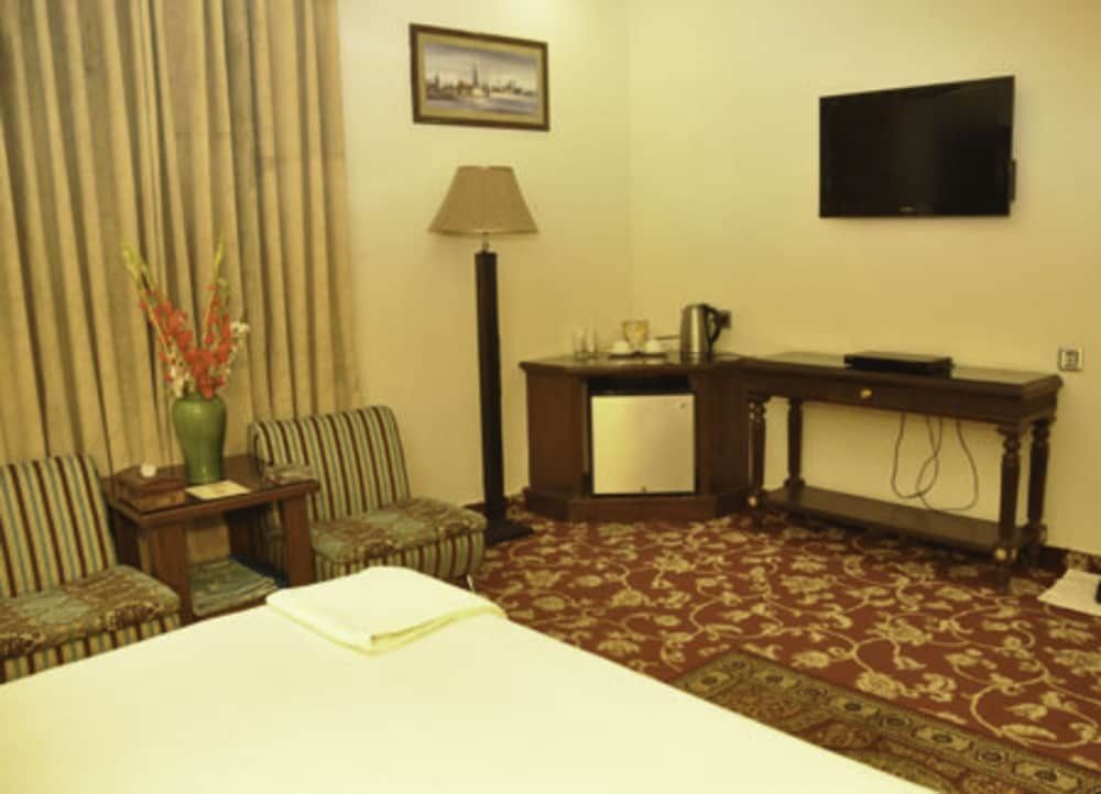 Фото Raj One Hotel