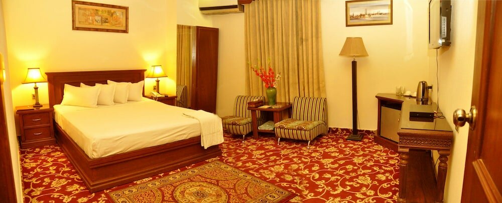 Фото Raj One Hotel