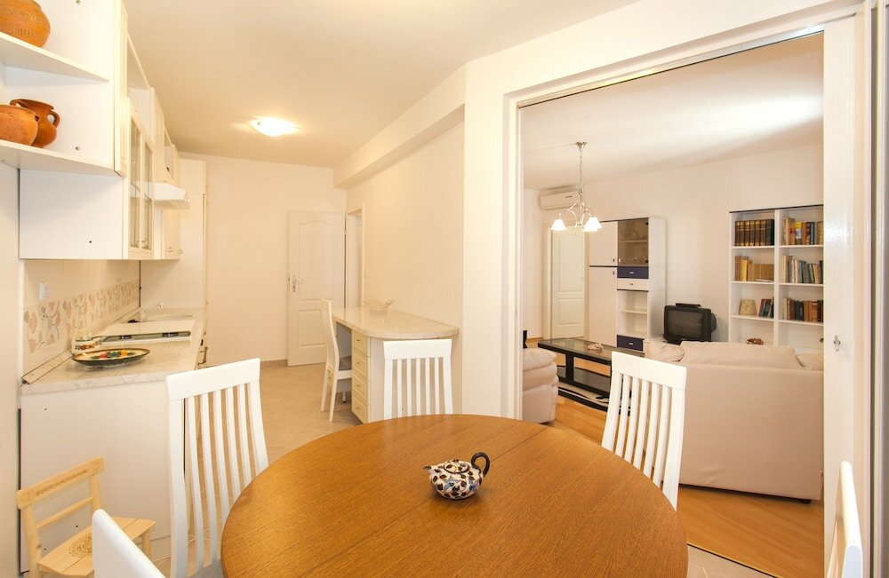 Фото Three Wells Apartment