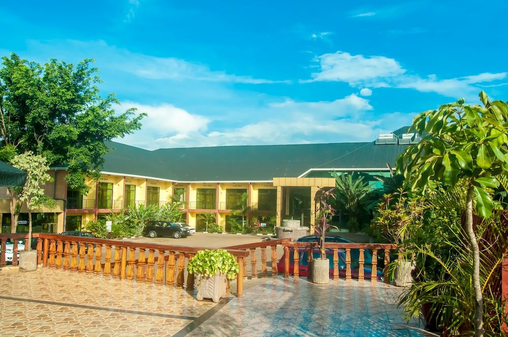 Фото Hotel Hilltop Country Club