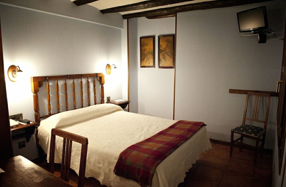 Фото Hostal Santa Agueda