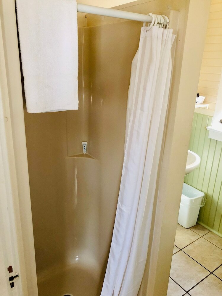 Фото Green Gables Bungalow Court