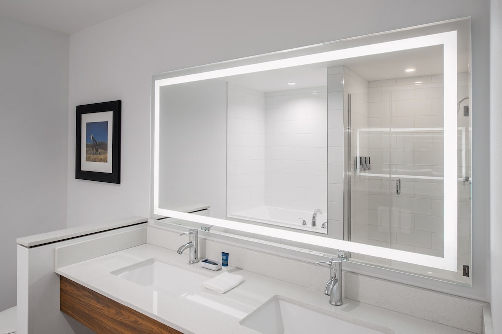 Фото Four Points by Sheraton Grande Prairie