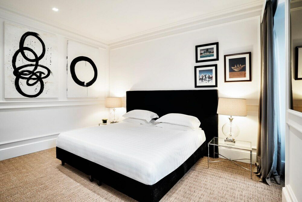 Фото The Shire Hotel