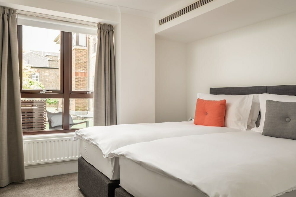 Фото Monarch House Serviced Apartments