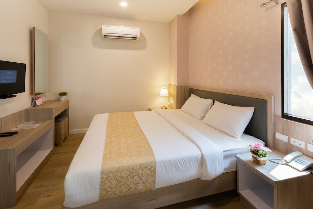 Фото Leela Orchid Hotel