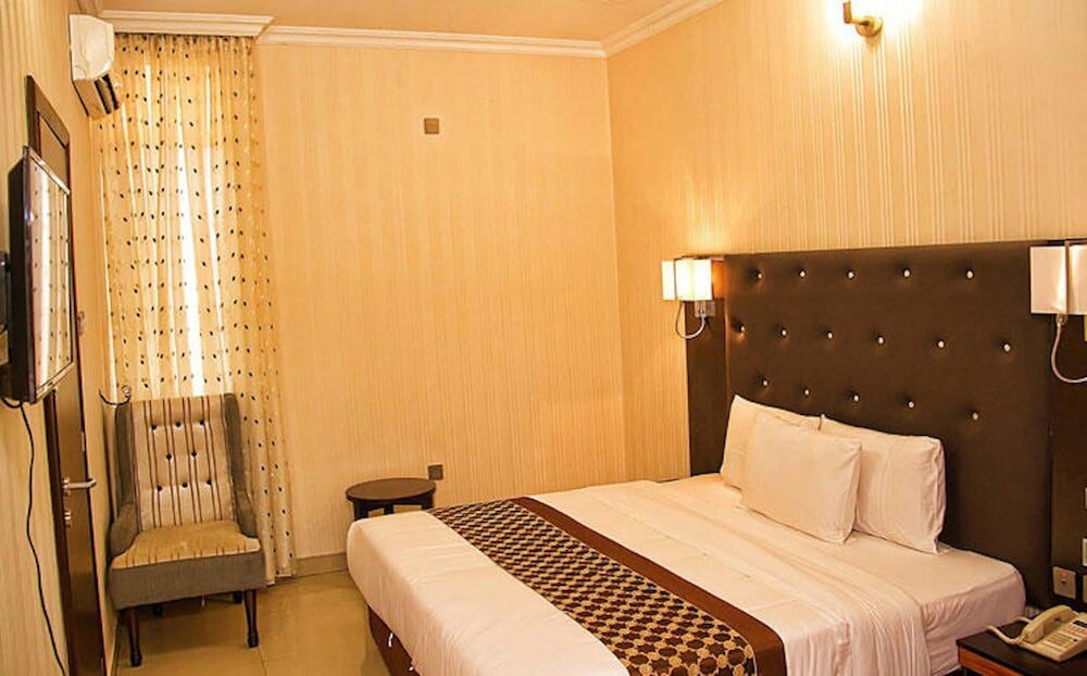 Фото Lakeem Suites - Agboyin Surulere