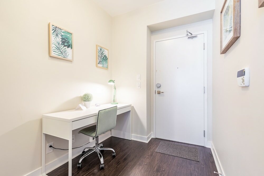 Фото Simply Comfort Gorgeous Apartments in the Heart of Toronto