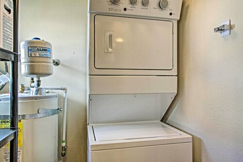 Гостиница Lovely Tacoma Cottage w Fire Pit, Near Dtwn! в Такоме