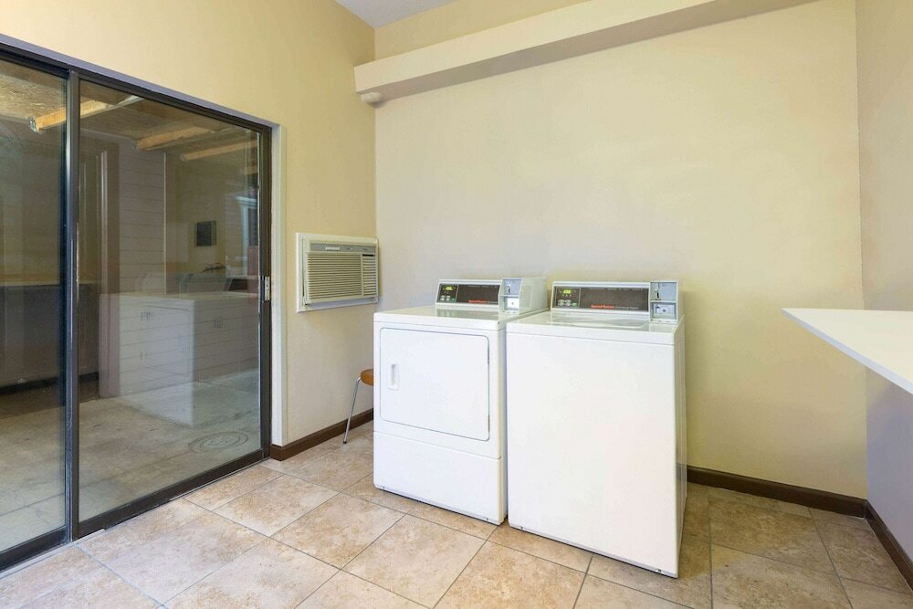 Фото Super 8 by Wyndham San Bruno sf Intl Arpt West