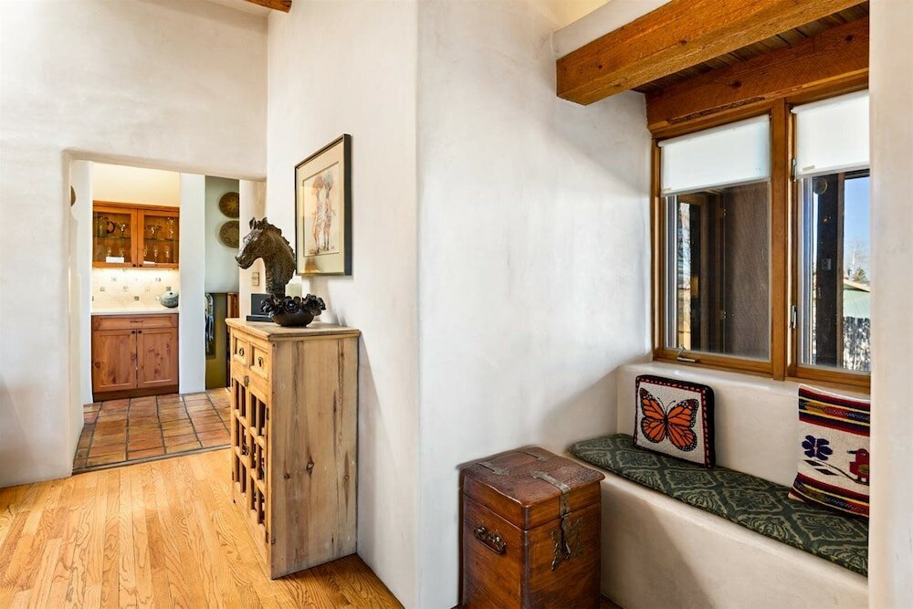 Фото Hummingbird - Spectacular Views, Stunning East Side Home, Walk to Canyon Rd