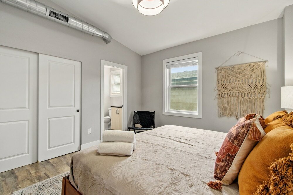 Фото Spacious Downtown Apartment – Walk to Old Town Fc!