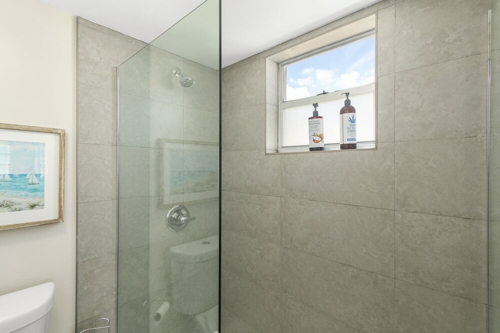 Фото 2Bed 2Bath with Patio on 11 Collins ave