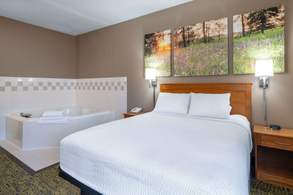 Фото Days Inn & Suites by Wyndham Madison