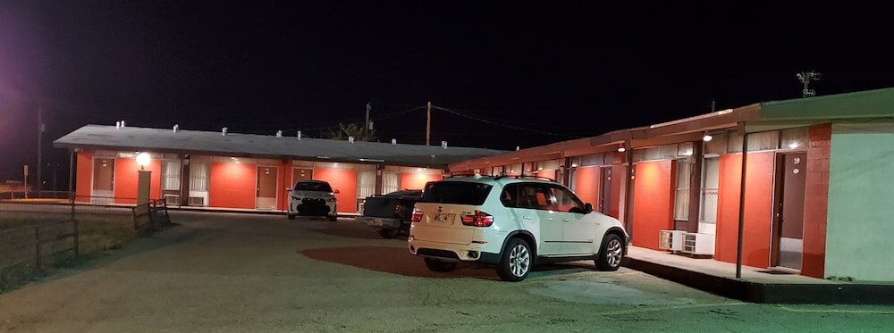 Фото Holiday Host Motel