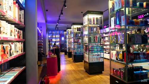 Кең жамбастары мен үлкен бөкселері бар әйелдер