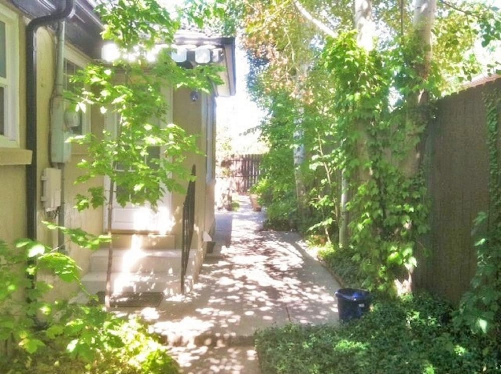 Фото House at the Foot of the Mountains