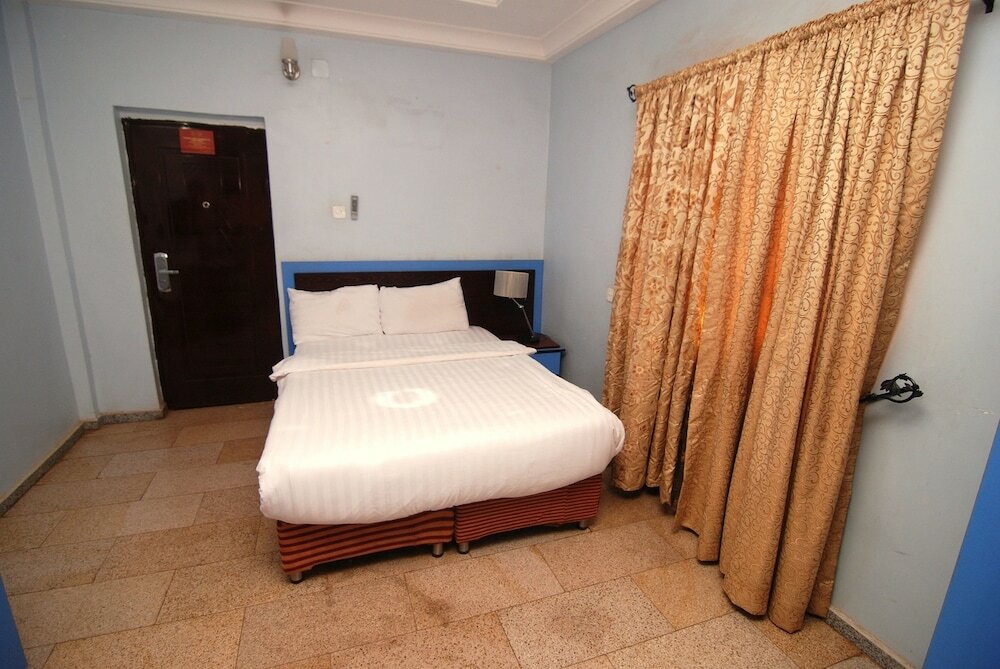 Фото Lapour Hotels Ltd
