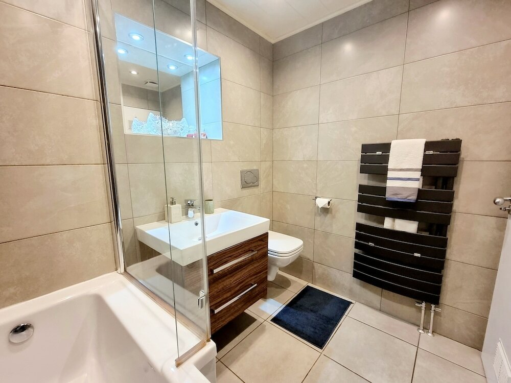 Фото Vibrant Spacious Apartment In West End