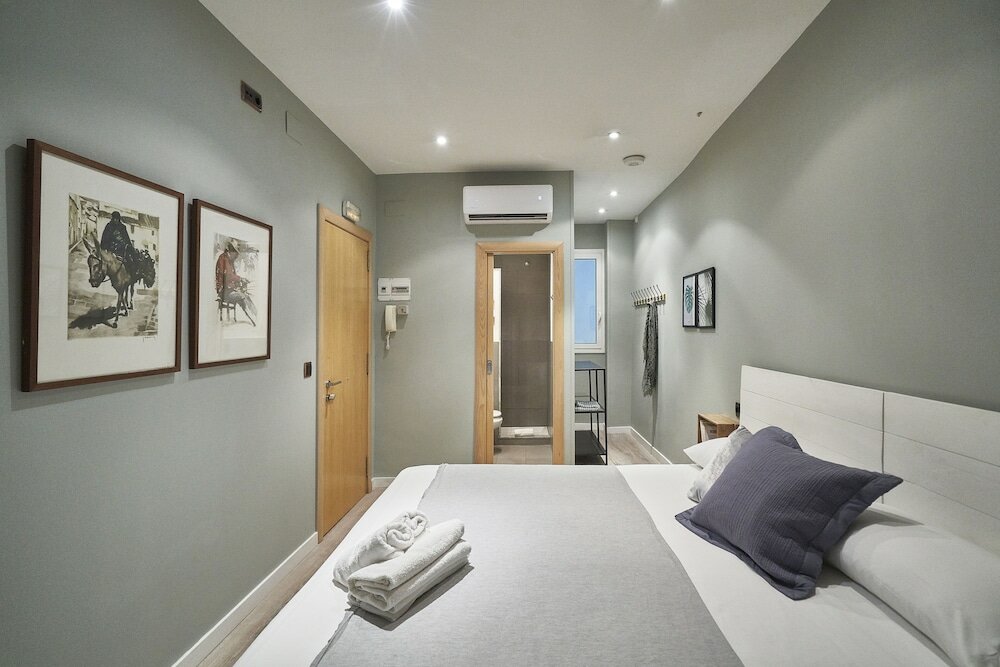 Фото AinB Las Ramblas Colón Apartments