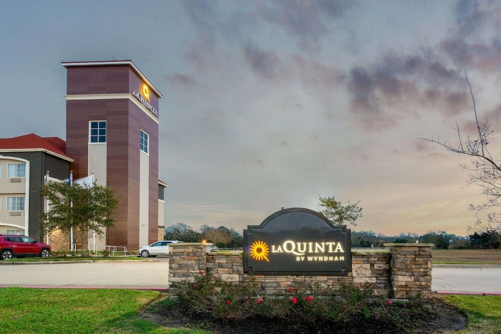 Фото La Quinta Inn & Suites by Wyndham Bridge City