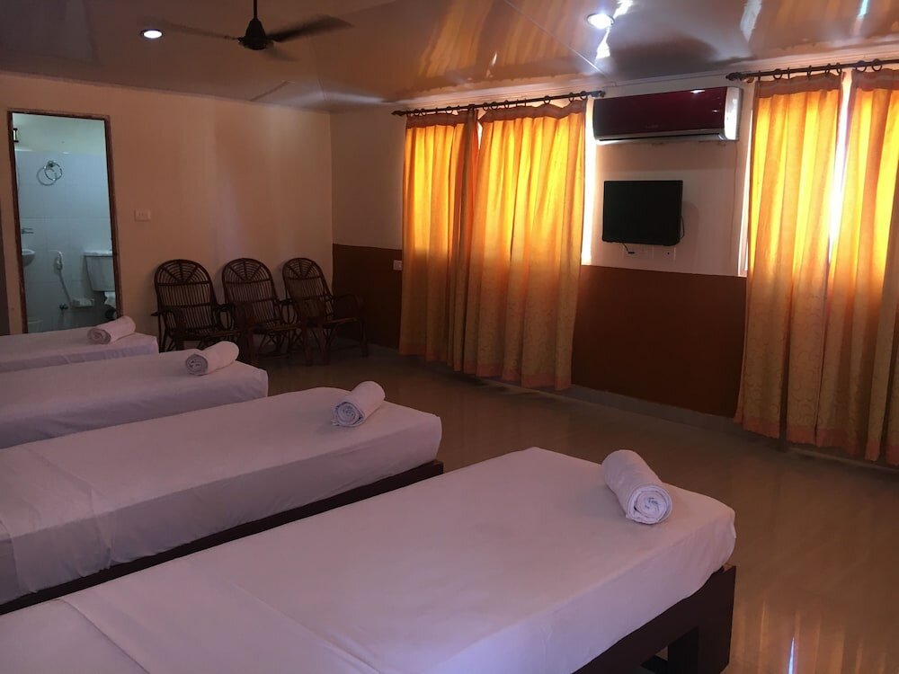 Фото New Kovalam Beach Hotel