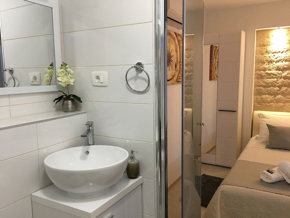 Фото Central Split Apartments and Rooms Paese