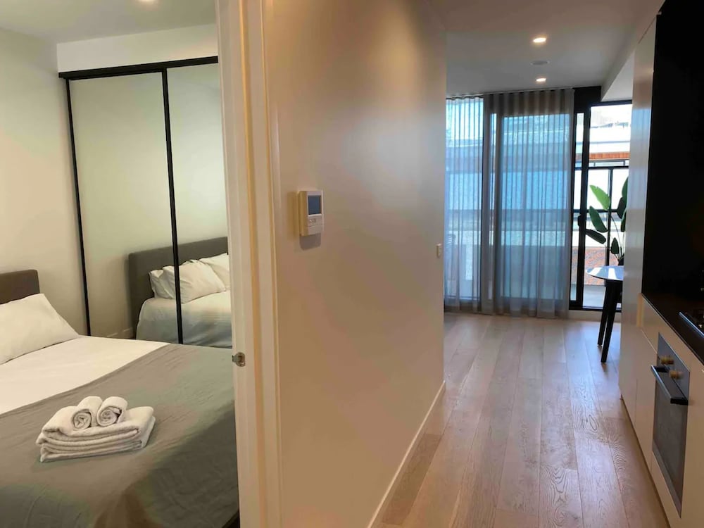 Фото Modern 1 Bedroom Apartment South Yarra