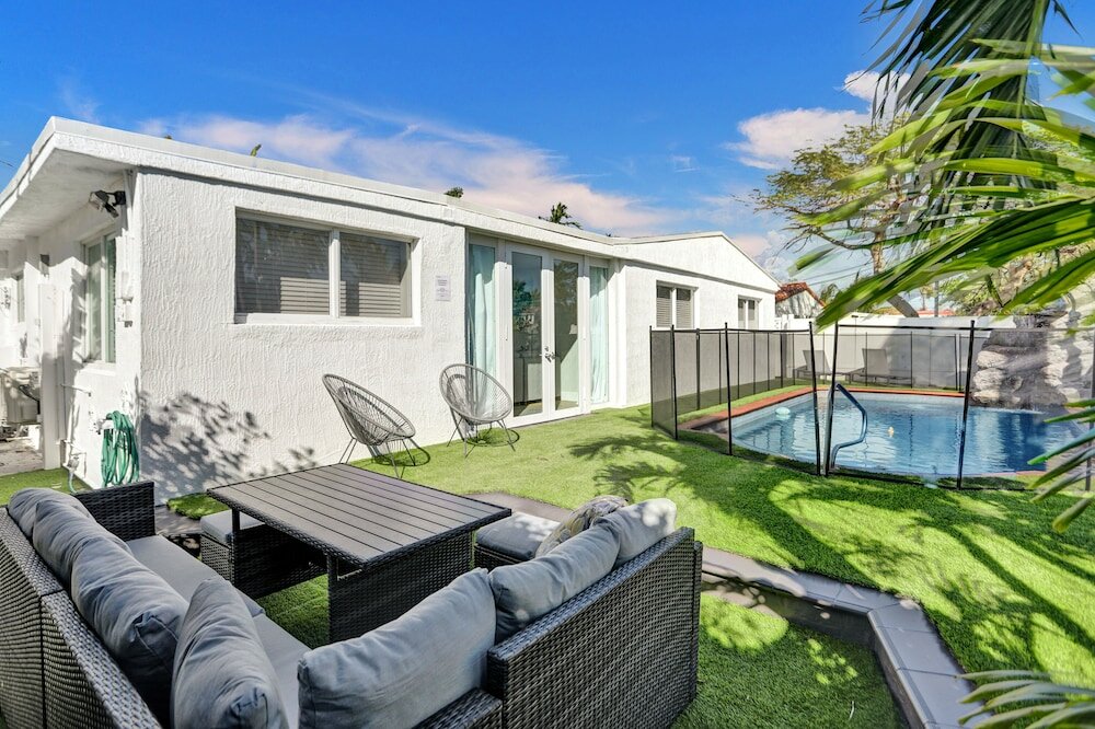 Фото Private Heated Pool 3br with Water View