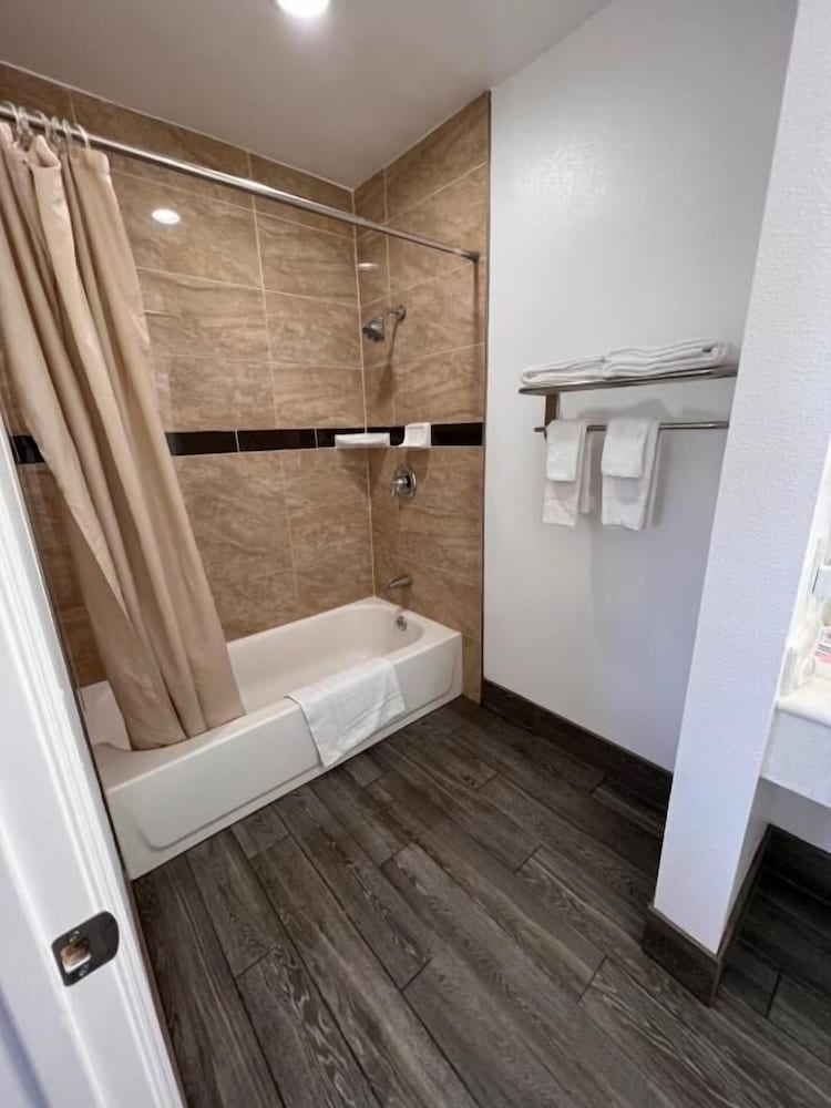 Фото Town and Country Inn