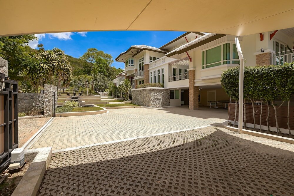 Фото Luxury Mansion 6 Br on Golf Course Jb