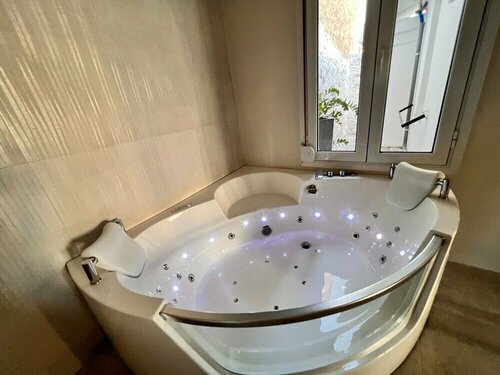 Гостиница Perla Coco Jacuzzi Suites в Ханье