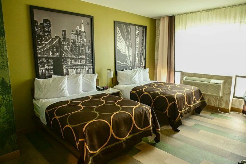 Гостиница Super 8 by Wyndham Bronx Near Botanical Garden в Нью-Йорке