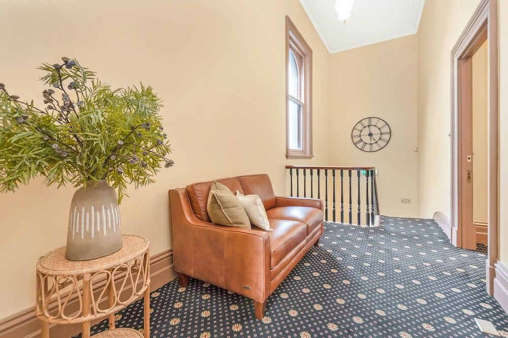 Фото Clocktower Suites