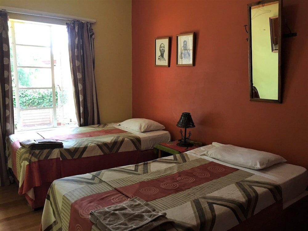 Фото It's a Small World Backpackers Lodge - Hostel