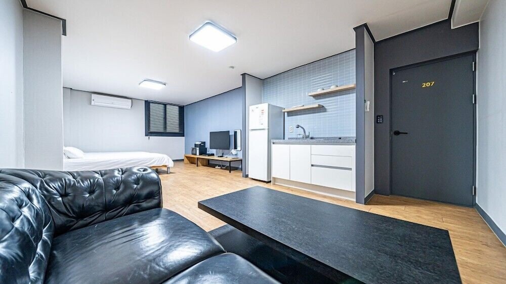 Фото Geoje Hotel Deluxe and Guest House