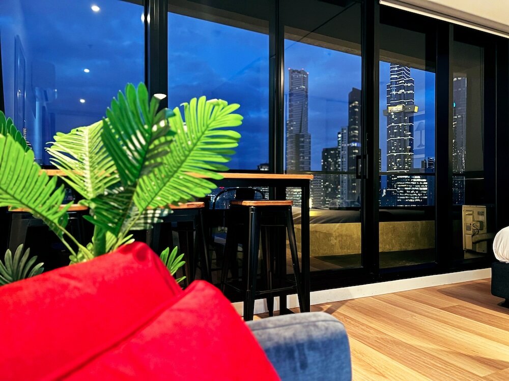 Фото Aura On Flinders Serviced Apartments