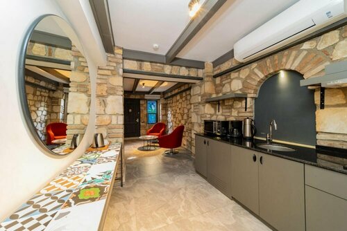 Апартаменты Amazing Hotel Room Near Hadrian s Gate в Муратпаше